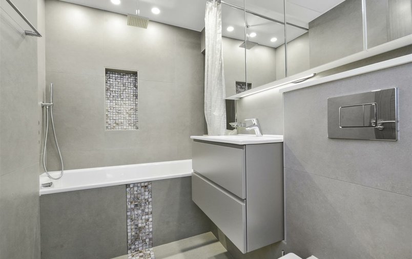 Flat to rent in Lyndhurst Road, Hampstead