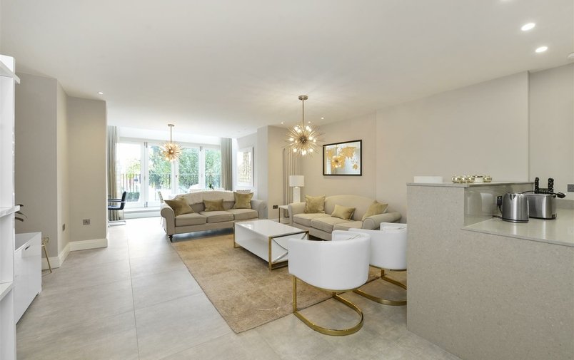 Flat to rent in Lyndhurst Road, Hampstead