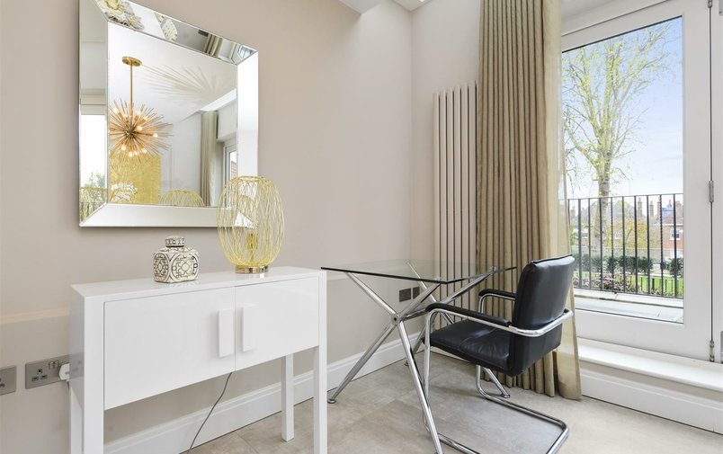 Flat to rent in Lyndhurst Road, Hampstead
