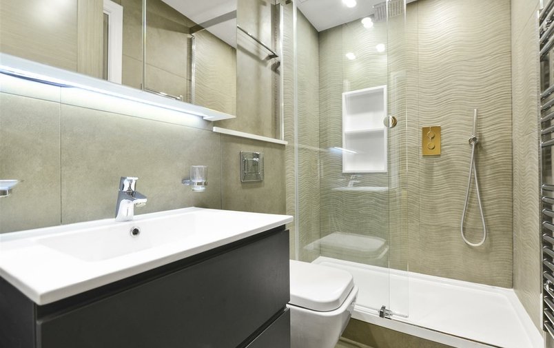 Flat to rent in Lyndhurst Road, Hampstead