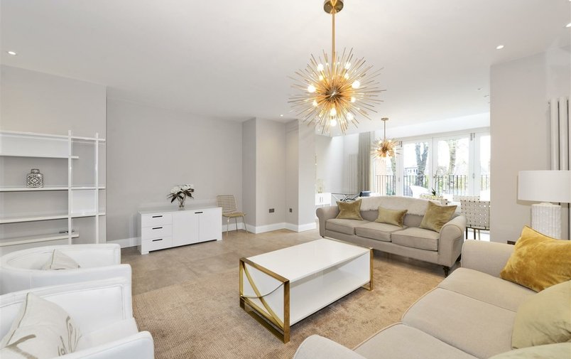 Flat to rent in Lyndhurst Road, Hampstead