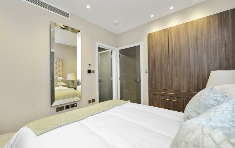 Flat to rent in Lyndhurst Road, Hampstead