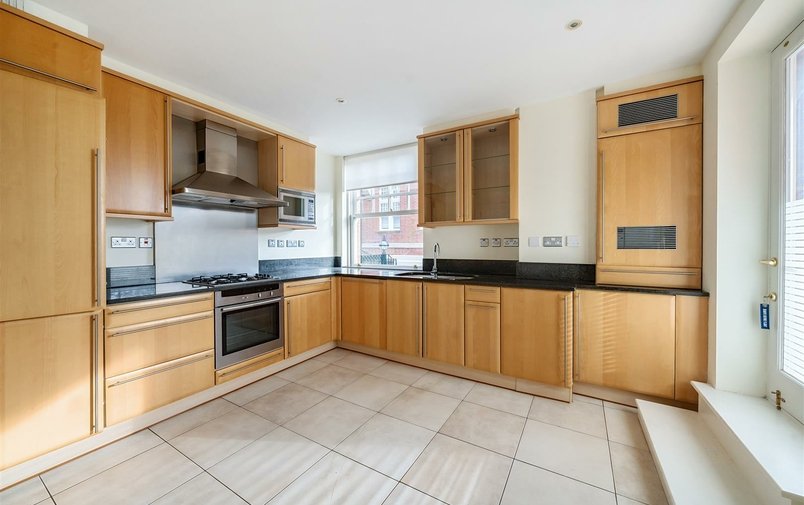 Flat to rent in Frognal Rise, Hampstead Village
