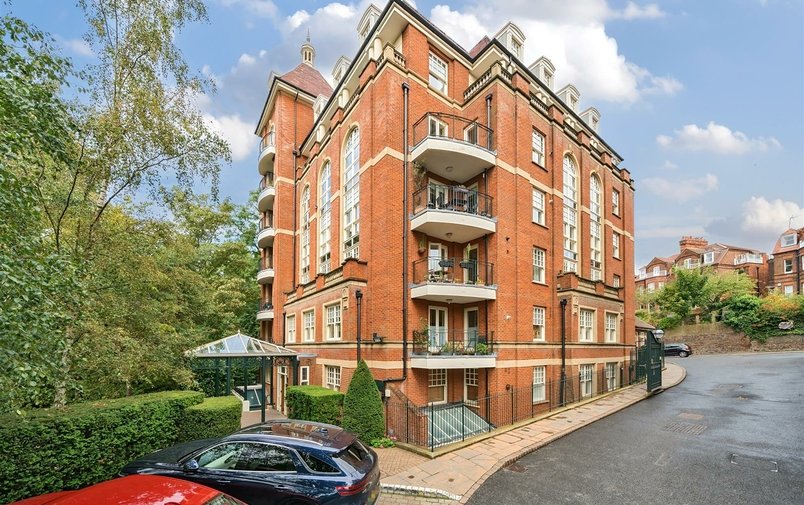 Flat to rent in Frognal Rise, Hampstead Village