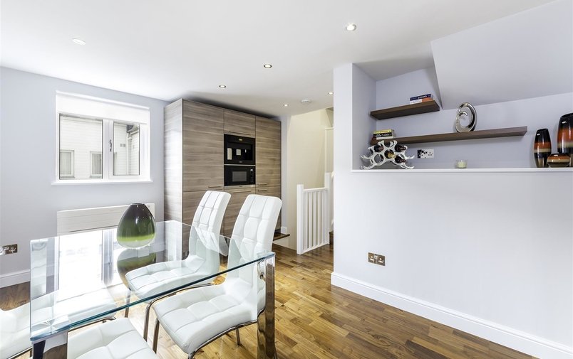 House to rent in Mulberry Close, London