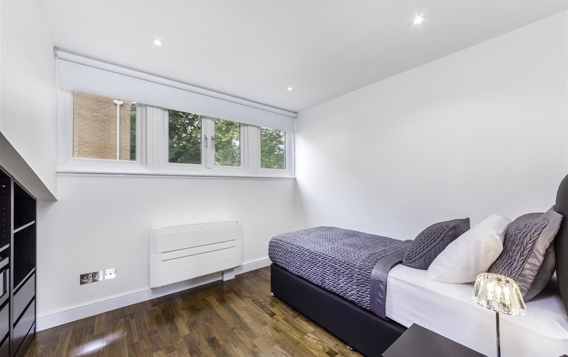 House to rent in Mulberry Close, London