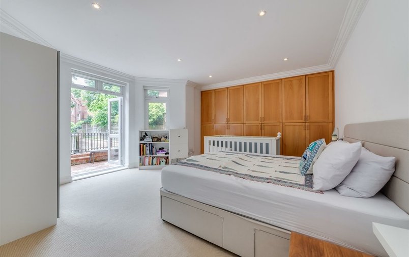 Flat to rent in Netherhall Gardens, Hampstead