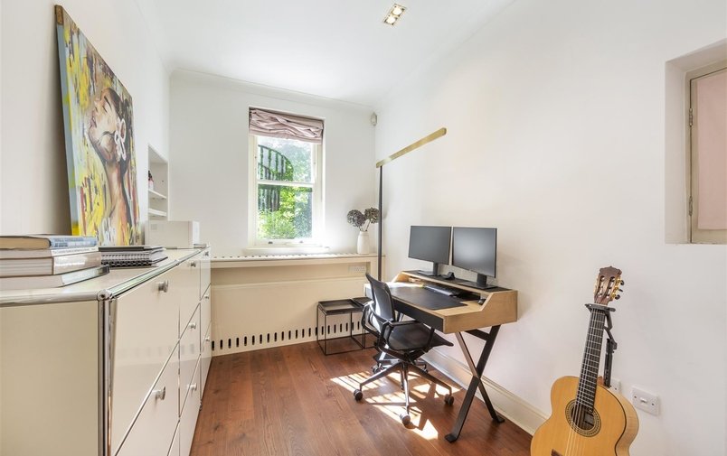 Flat to rent in Netherhall Gardens, Hampstead