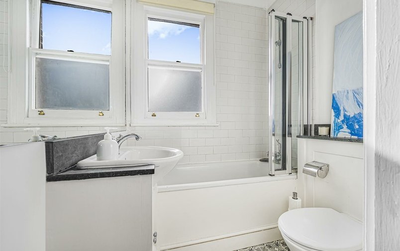 House to rent in Pattison Road, London