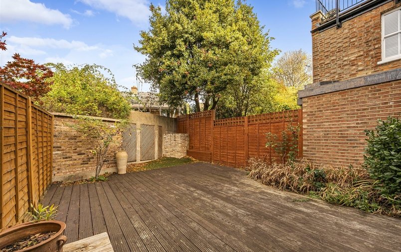 House to rent in Pattison Road, London