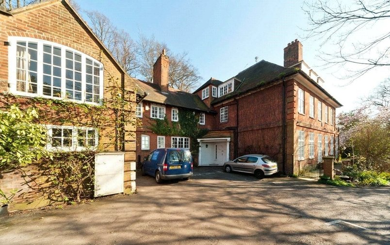 Flat to rent in Rosecroft Avenue, Hampstead