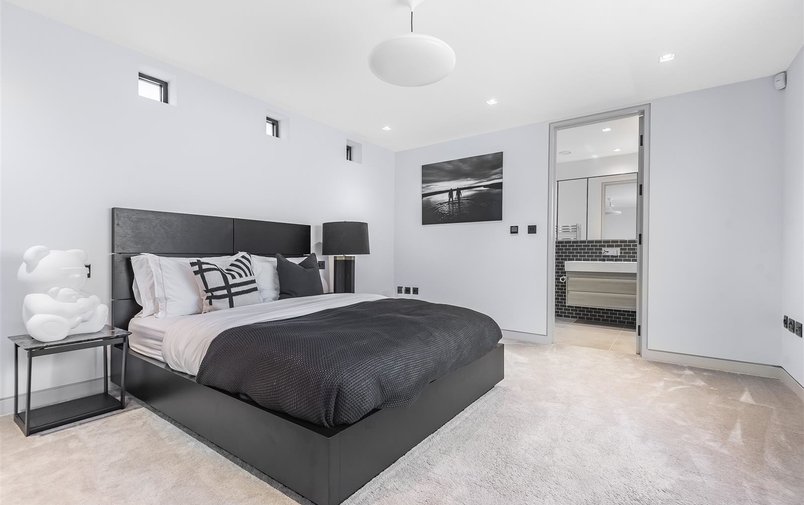 House to rent in Rosslyn Mews, Hampstead Village