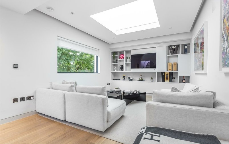 House to rent in Rosslyn Mews, Hampstead Village