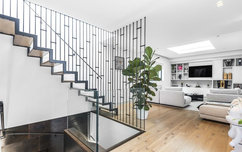 House to rent in Rosslyn Mews, Hampstead Village