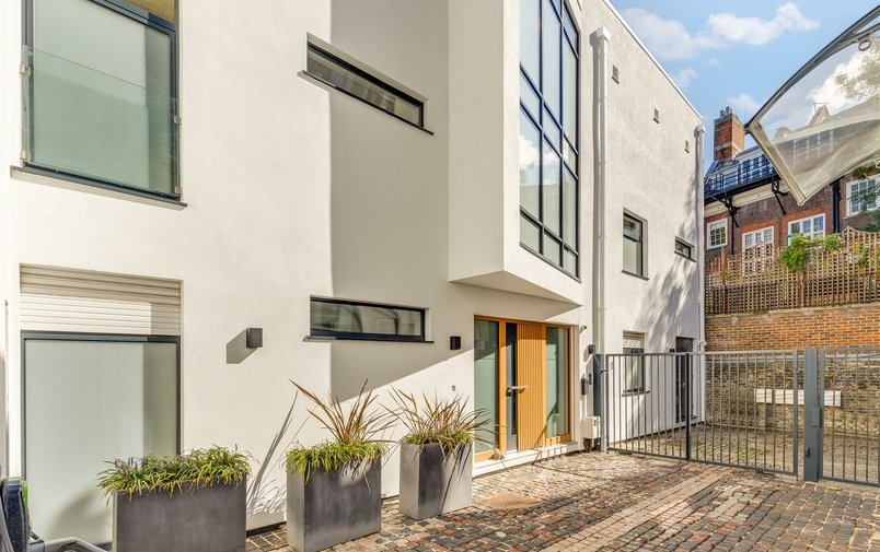 House to rent in Rosslyn Mews, Hampstead Village