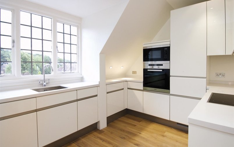 Flat to rent in Templewood Avenue, Hampstead