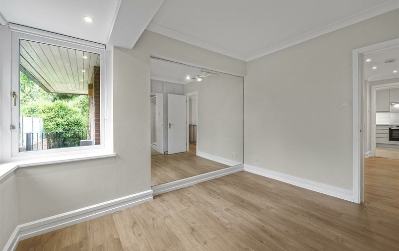Flat to rent in West Heath Road, London
