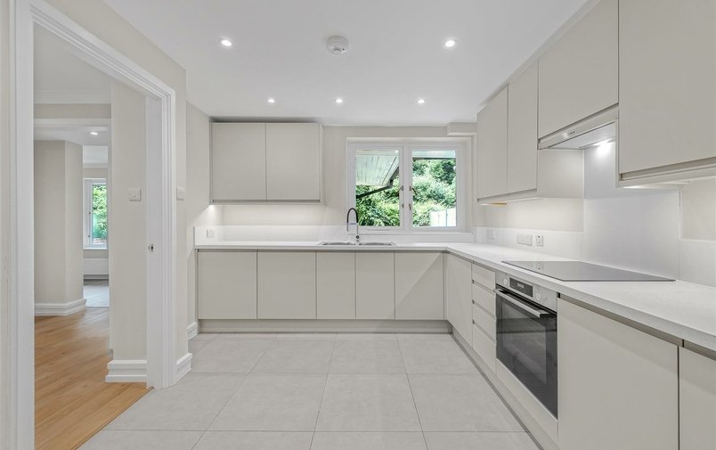 Flat to rent in West Heath Road, London