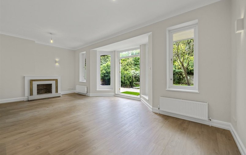 Flat to rent in West Heath Road, London