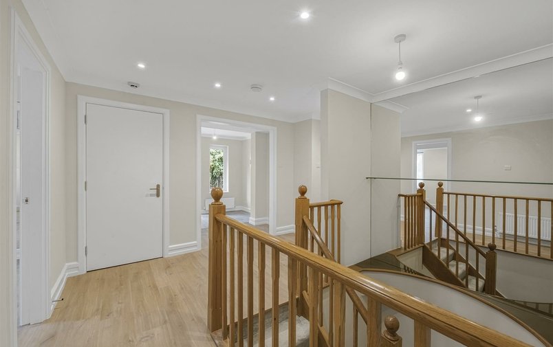 Flat to rent in West Heath Road, London