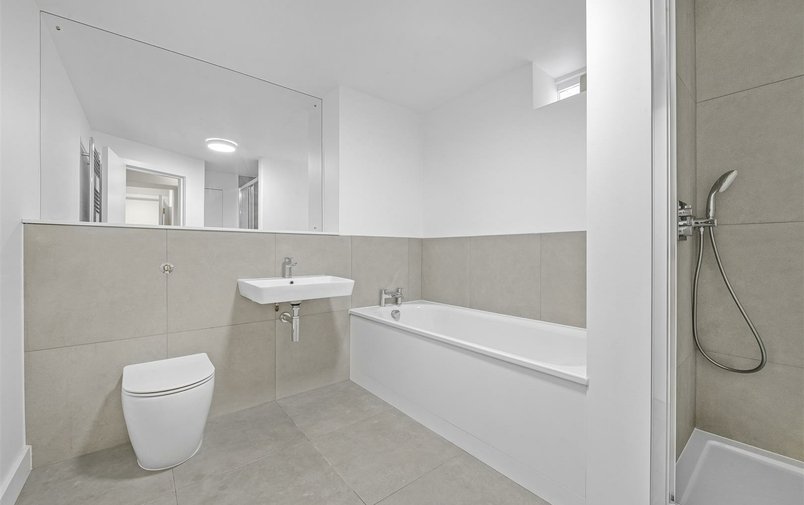 Flat to rent in West Heath Road, London