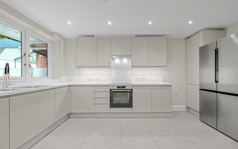 Flat to rent in West Heath Road, London
