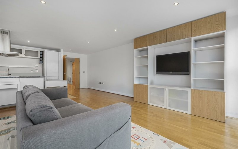 Flat to rent in Winchester Road, London