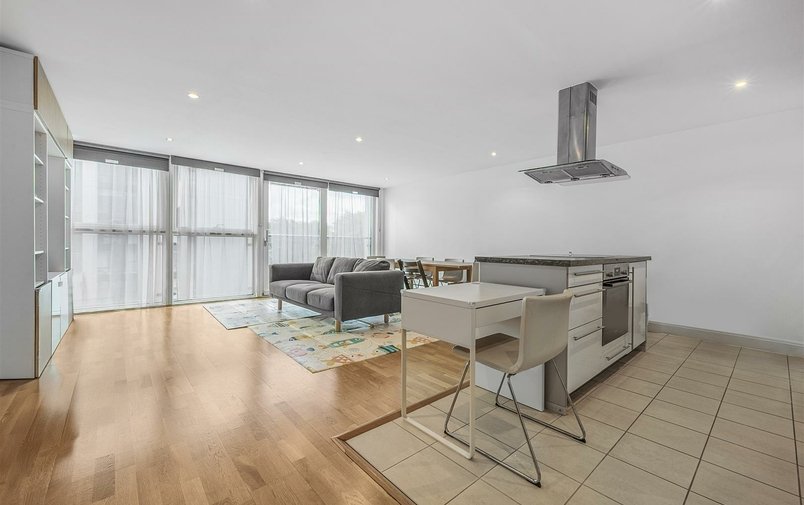 Flat to rent in Winchester Road, London