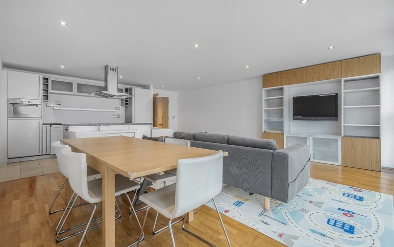Flat to rent in Winchester Road, London