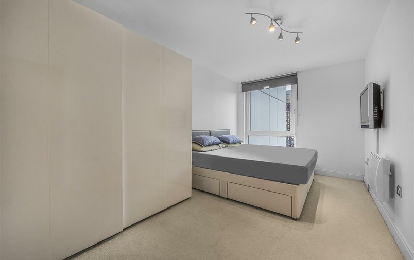 Flat to rent in Winchester Road, London