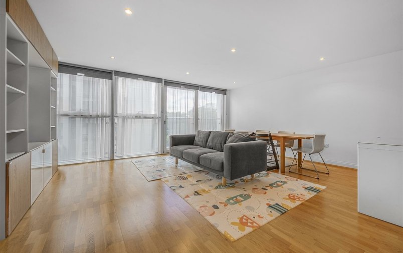 Flat to rent in Winchester Road, London
